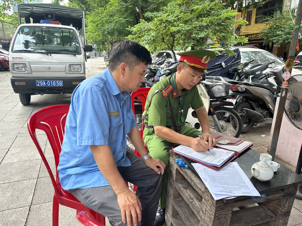 Ban Chỉ đạo 197 phường Kim Mã xử lý vi phạm trật tự đô thị