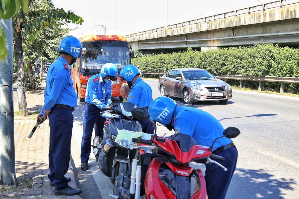 Thanh tra Sở Giao thông vận tải Hà Nội kiểm tra, xử lý xe khách trên đường Vành đai 3. Ảnh: Khánh Lê.