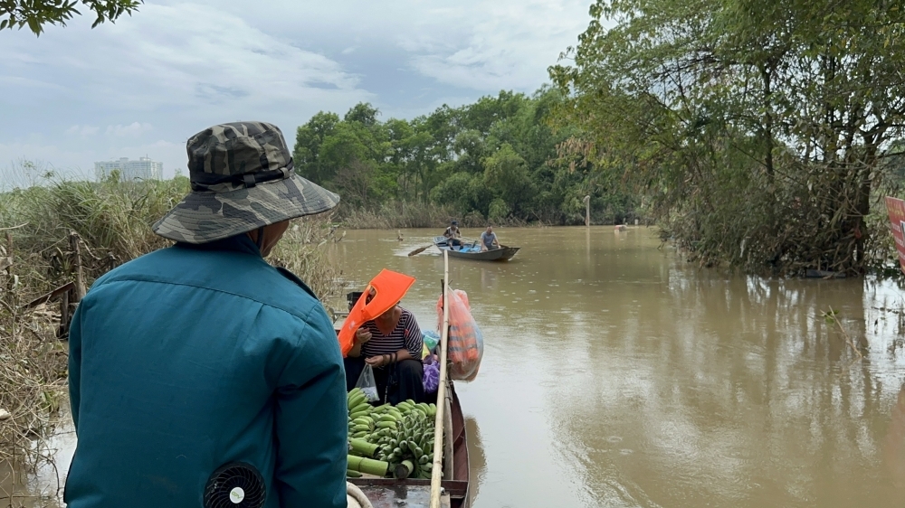 Người dân bãi giữa sông Hồng đi chợ bằng thuyền