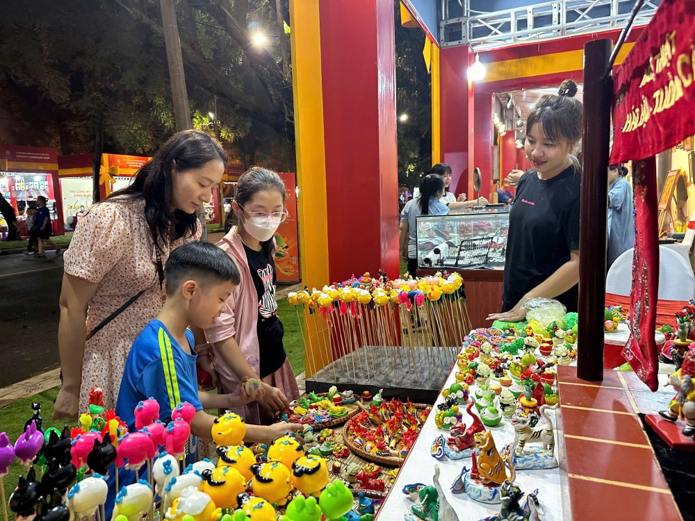 Một gian hàng tò he được các bạn nhỏ hào hứng ghé mua