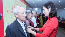 651 đảng viên quận Cầu Giấy nhận Huy hiệu Đảng đợt 2/9