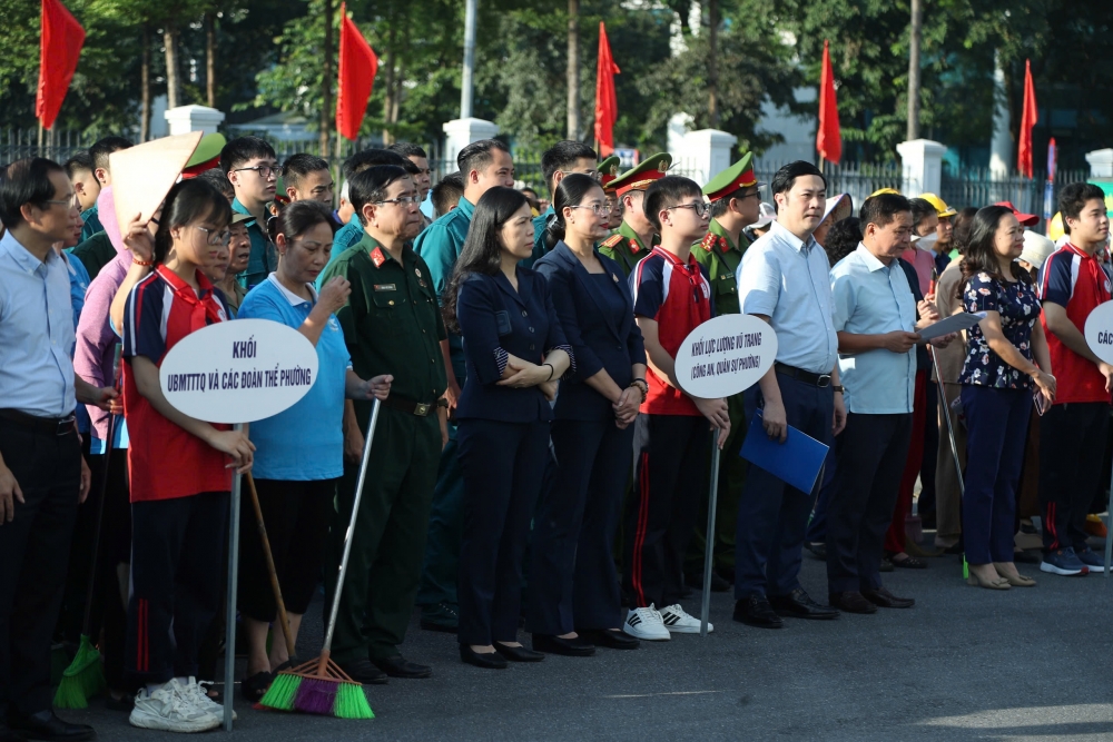 Đồng chí Bạch Liên Hương và lãnh đạo, cán bộ, nhân viên, học sinh và người dân phường Cầu Giấy tham dự Lễ phát động