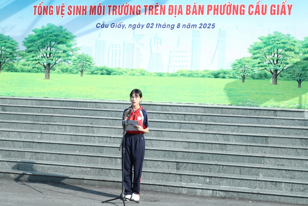 Em Mai Phương Anh, đại diện học sinh phường Cầu Giấy phát biểu hưởng ứng