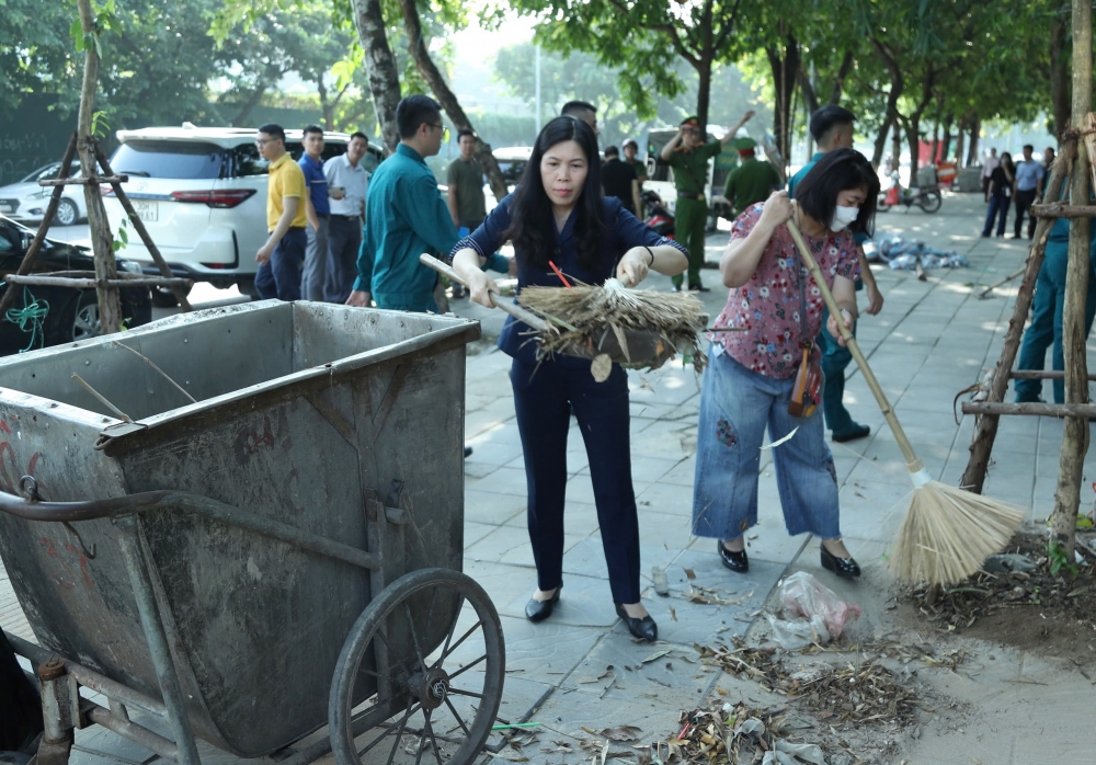 Bí thư Đảng uỷ phường cùng người dân tổng vệ sinh sau Lễ phát động