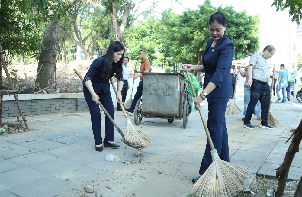 Bà Bạch Liên Hương và bà Trần Thị Phương Hoa hưởng ứng phong trào bảo vệ môi trường