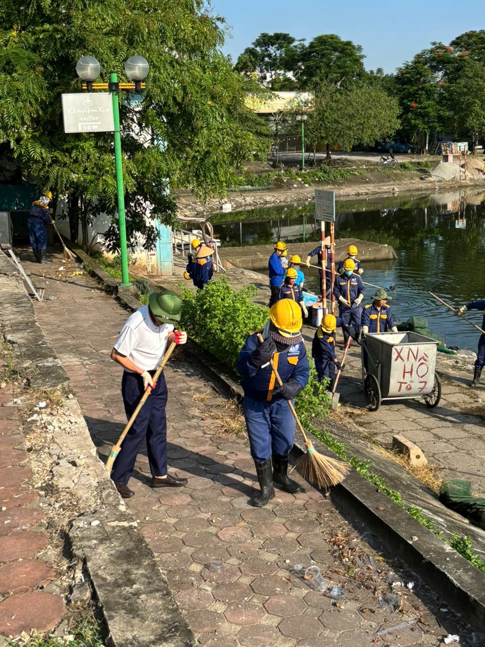 Dọn dẹp vệ sinh môi trường quanh hồ Định Công