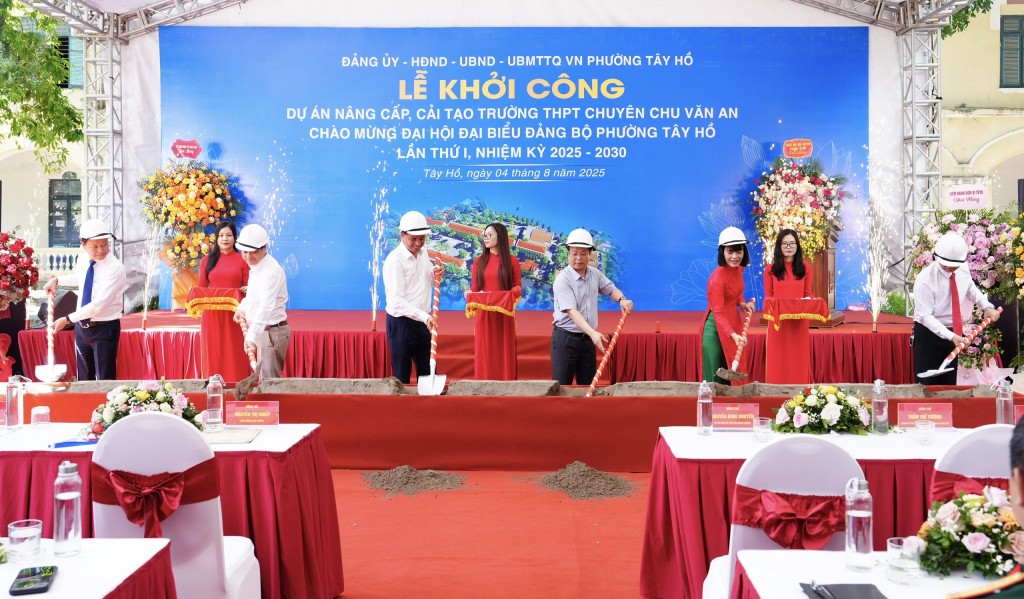 Các đại biểu thực hiện nghi thức khởi công công trình