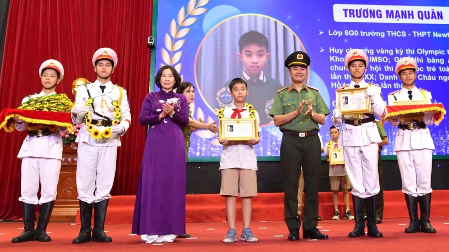 Công an TP Hà Nội vinh danh 418 học sinh xuất sắc, tiêu biểu