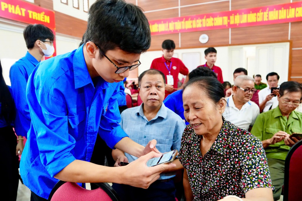 Người cao tuổi, người yếu thế được hỗ trợ nhiệt tình trong chính quyền số