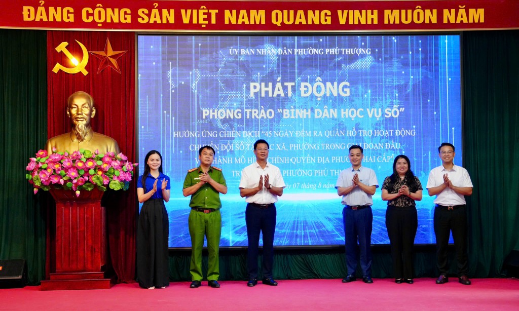 Các đại biểu thực hiện nghi thức phát động tại buổi lễ