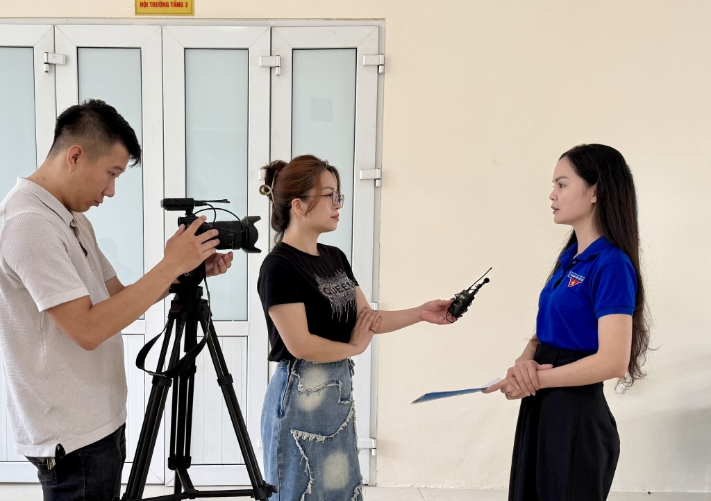 Chị Đỗ Ngọc Linh, Bí thư Đoàn Thanh niên, Phó Chủ tịch Ủy ban Mặt trận Tổ quốc phường chia sẻ với phóng viên