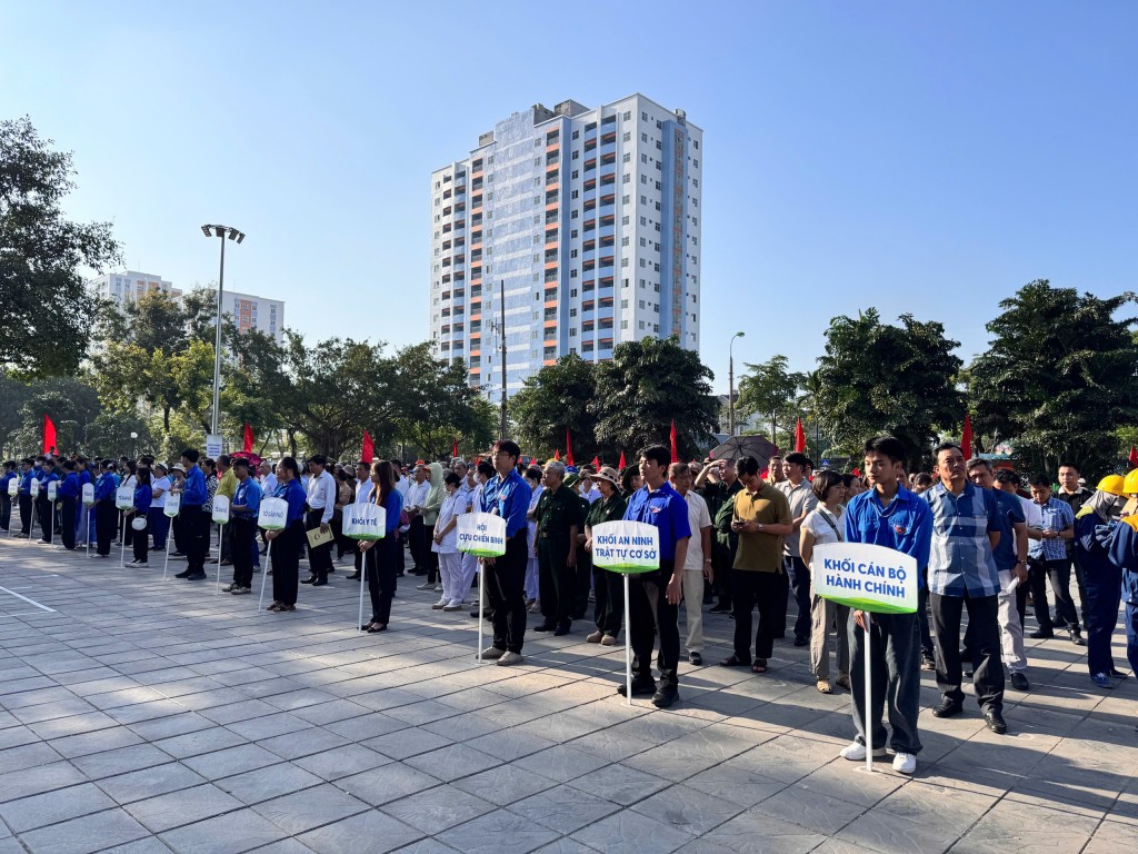 Đông đảo lực lượng phường Tương Mai ra quân vệ sinh môi trường