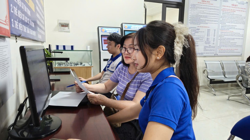 Chị Lý được thanh niên tình nguyện hướng dẫn làm thủ tục kê khai trên môi trường số