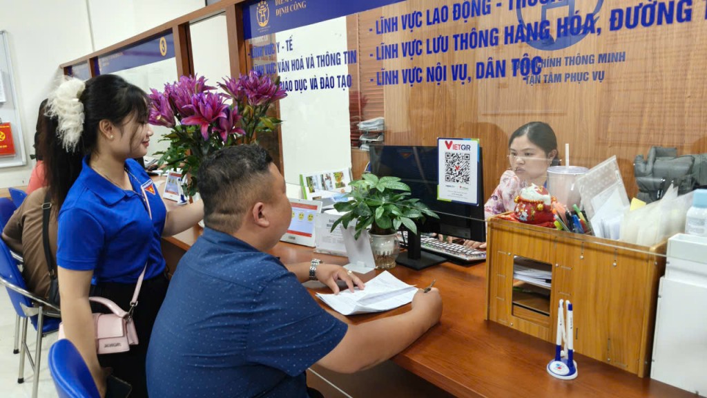 Mọi người dân đến Điểm tiếp nhận phục vụ hành chính công phường Định Công