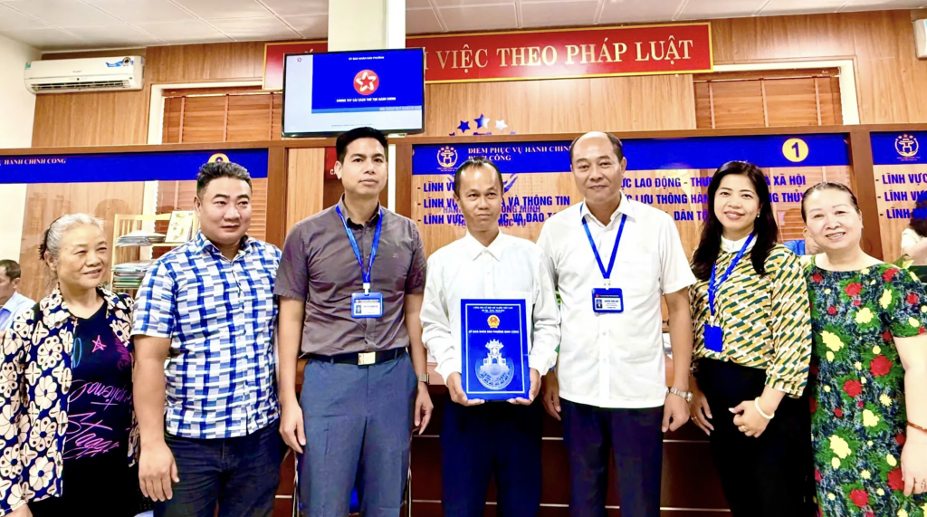 Sau 7 ngày nộp hồ sơ, chính quyền đã cấp Giấy phép xây dựng cho 2 công dân ở Định Công. Ảnh TA