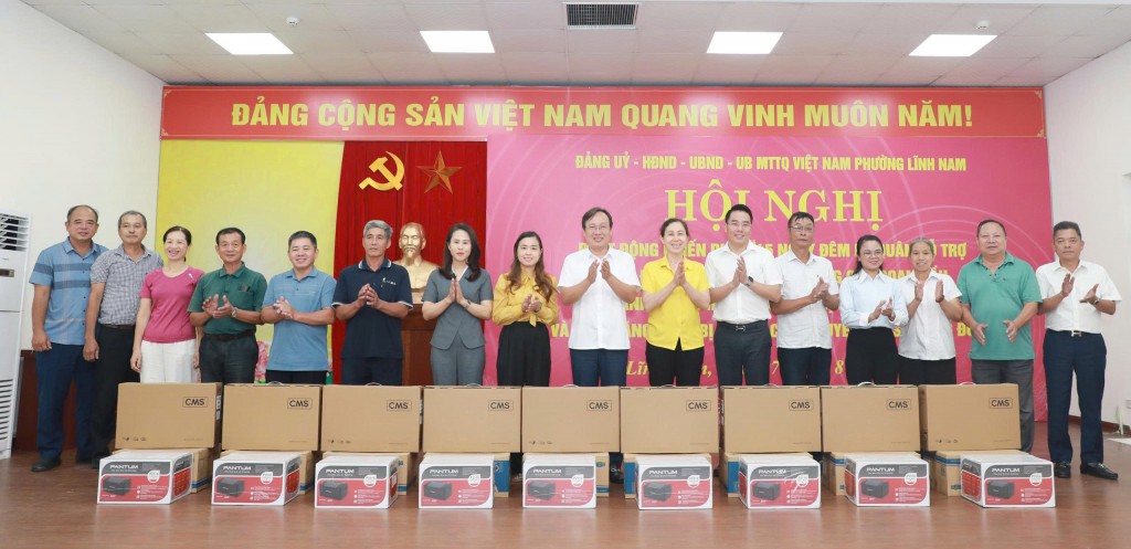 Các cơ quan Đảng và cơ quan UBND phường Lĩnh Nam trao tặng 10 máy tính, 10 máy in và 10 bộ bàn ghế cho 10 Tổ chuyển đổi số cộng đồng.