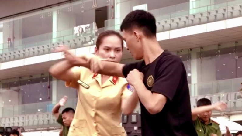 Duyệt đội ngũ, trình diễn võ thuật công an trong Ngày hội Vì Thủ đô bình yên