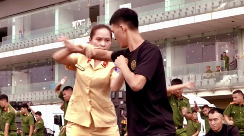 Duyệt đội ngũ, trình diễn võ thuật công an trong Ngày hội Vì Thủ đô bình yên