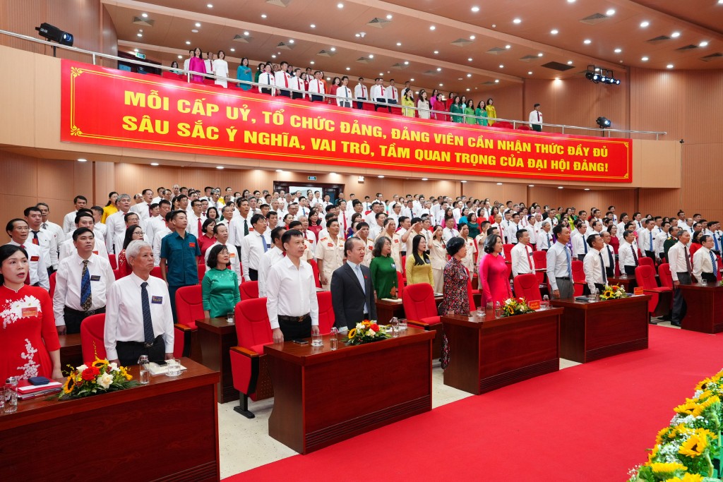 Các đại biểu thực hiện nghi thức chào cờ