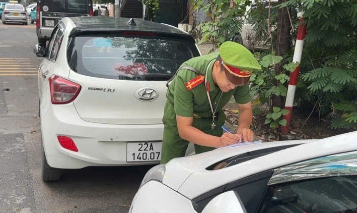 Xử lý xe ô tô dừng đỗ ở nơi có biển cấm dừng đỗ