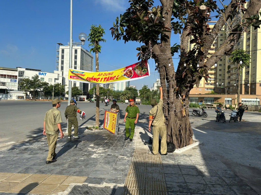 Công an phường và Bảo vệ dân phố phường Tương Mai xử lý băng rôn, khẩu hiệu, biển quảng cao gây nhếch nhác bộ mặt đô thị