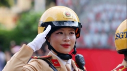 nu canh sat giao thong thu do rang ro trong ngay hoi vi thu do binh yen