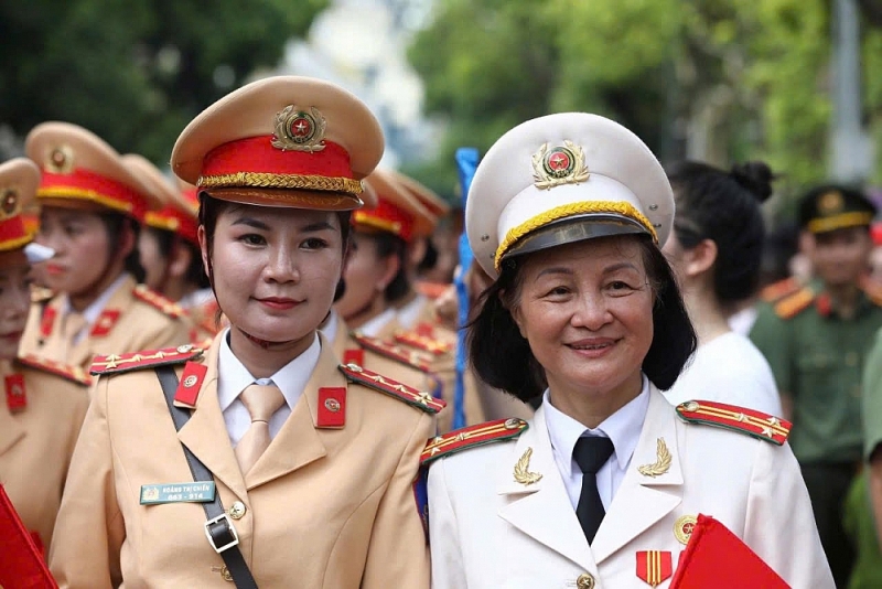 Nữ Cảnh sát giao thông Thủ đô rạng rỡ trong Ngày hội Vì Thủ đô bình yên