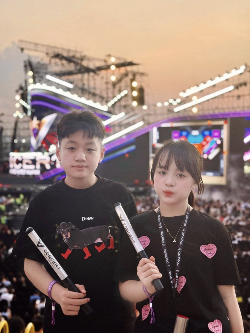 Hai con của chị Uyên tự hào vì được bố mẹ cho tham dự chương trình Tổ quốc trong tim