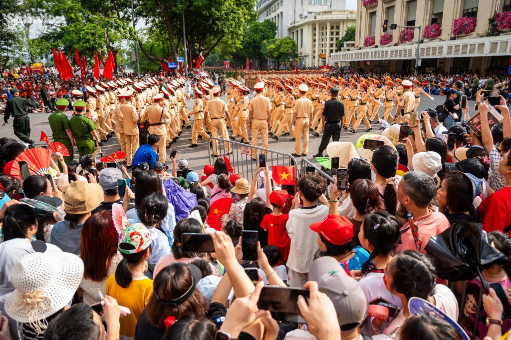 Hàng vạn người dân và du khách chứng kiến sức mạnh của Công an Thủ đô