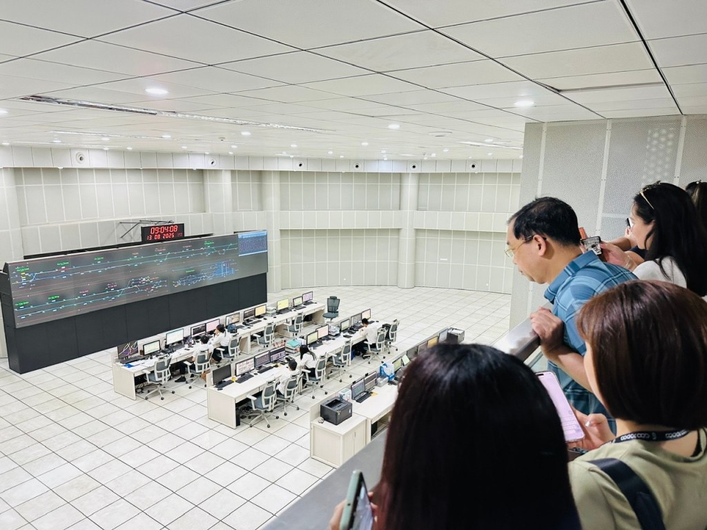 Du khách tham quan mô hình đầu não của Metro Hà Nội Du khách tham quan mô hình đầu não của Metro Hà Nội