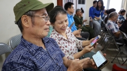 nguoi cao tuoi ha noi khong dung ngoai chuyen doi so