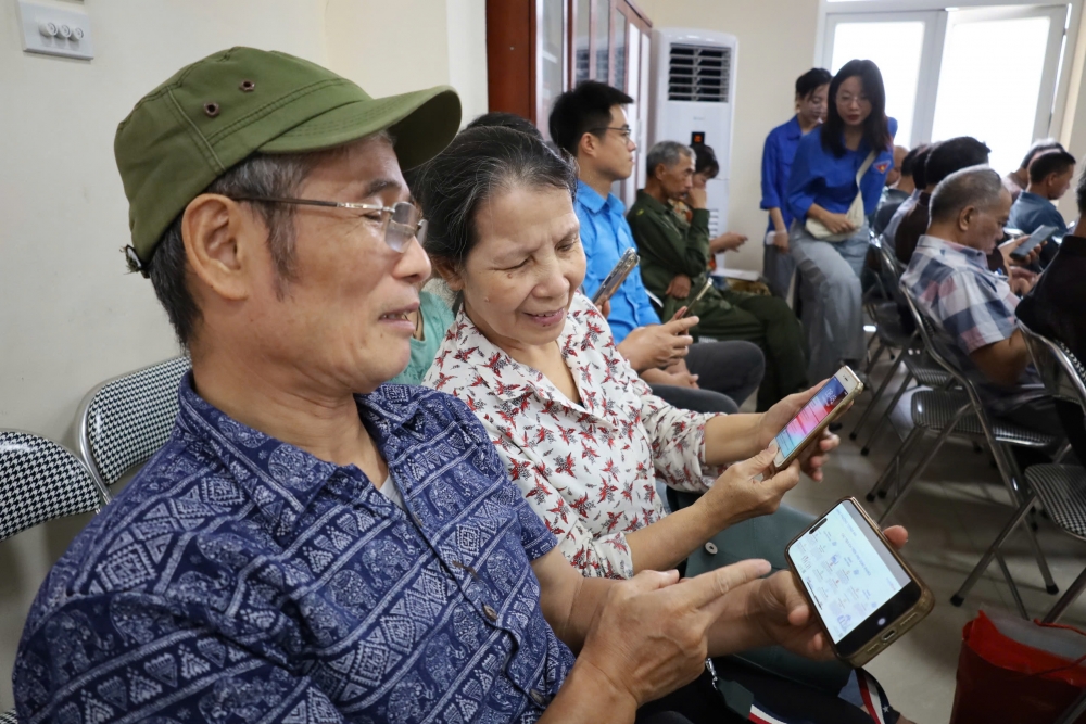 Ông Nguyễn Hùng - Chi hội trưởng Cựu chiến binh 1 t vui vẻ chia sẻ kiến thức công nghệ tại buổi phát động