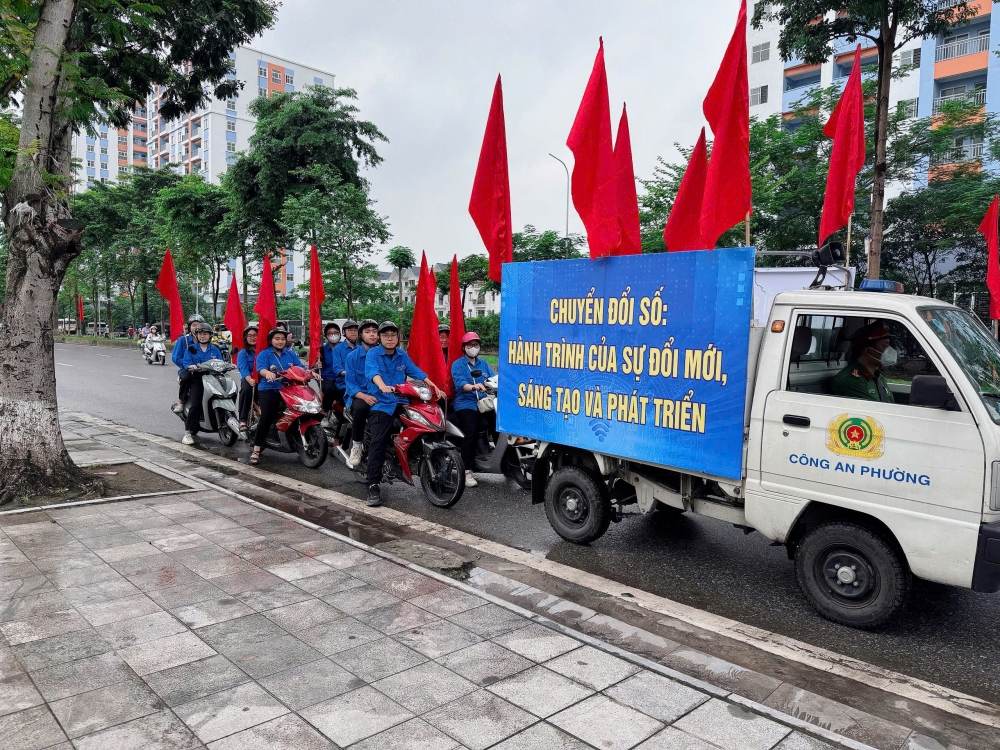 Công an, đoàn thanh niên ra quân cổ động trực quan phong trào