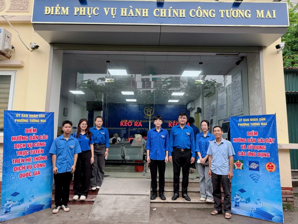 bạn Nguyễn Anh Đức - Bí thư Đoàn phường và các bạn đoàn viên tại khu vực thí điểm Bình dân học vụ số