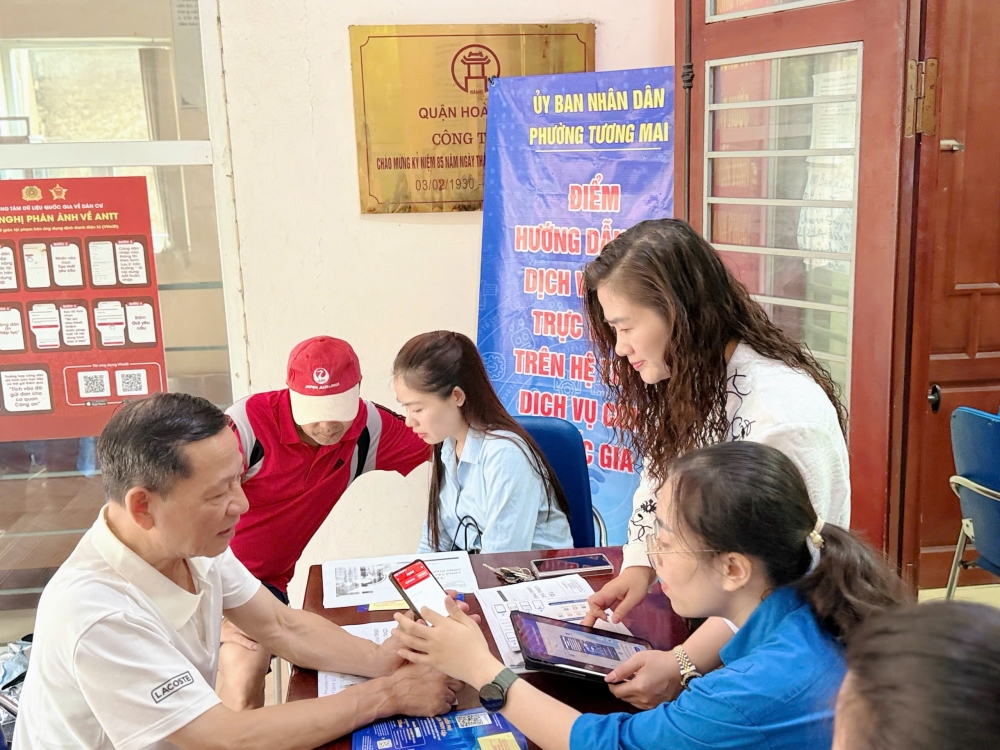 Chủ tịch UBND phường Tương Mai Đào Thị Thu Hằng coi bình dân học vụ số là giải pháp để đưa mô hình chính quyền địa phương 2 cấp nhanh chóng thành công