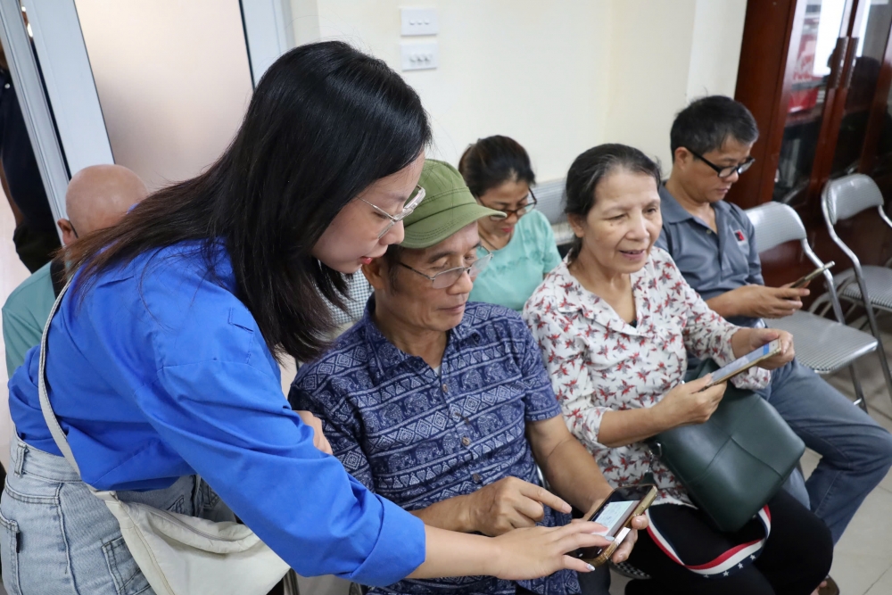 Bạn Linh hướng dẫn các bác cao tuổi truy cập Cổng dịch vụ công Quốc gia