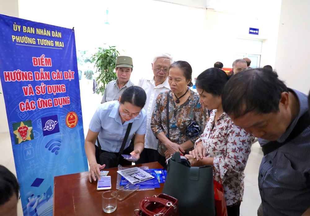 Các bác cao tuổi hào hứng khi biết thêm kiến thức công nghệ