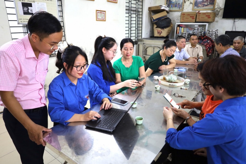 Người cao tuổi Hà Nội không đứng ngoài chuyển đổi số