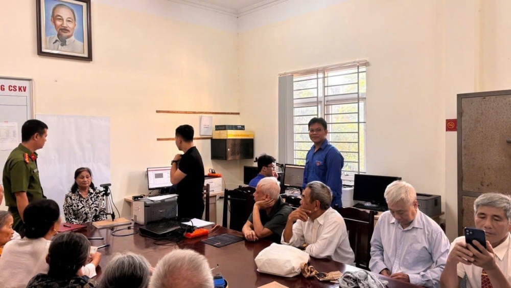 Công an phường Lĩnh Nam tổ chức cấp đổi thẻ Đảng cho người cao tuổi