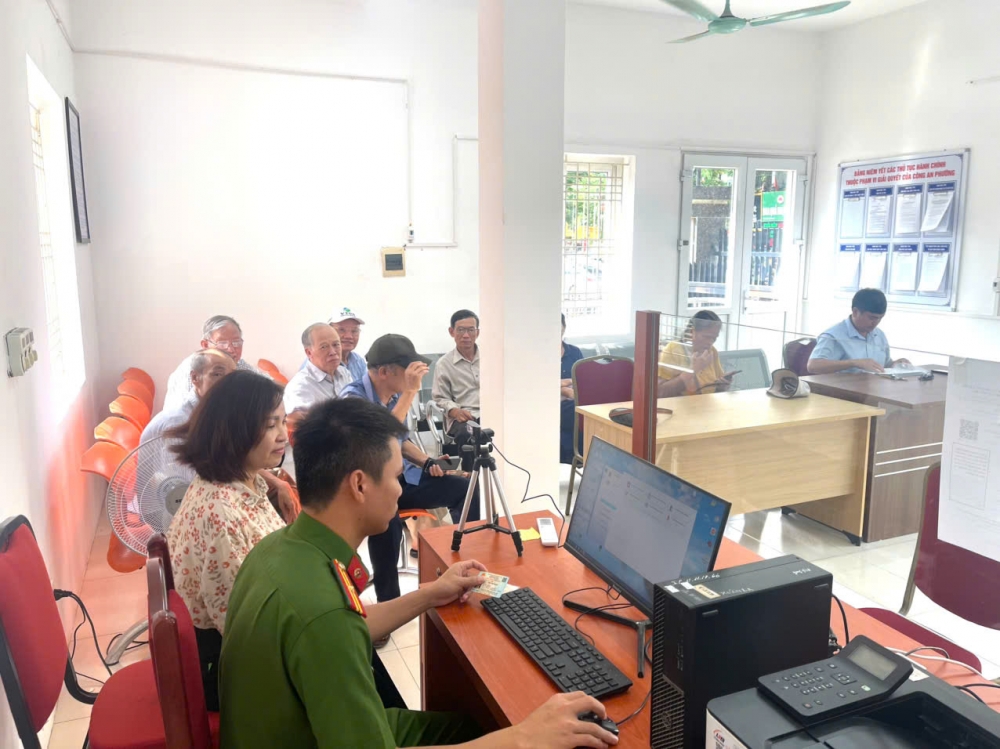 Công an phường Tây Hồ cấp đổi thẻ Đảng cho đảng viên cao tuổi