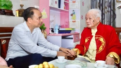 Lãnh đạo phường Tây Hồ thăm, tặng quà người có công nhân dịp 2/9