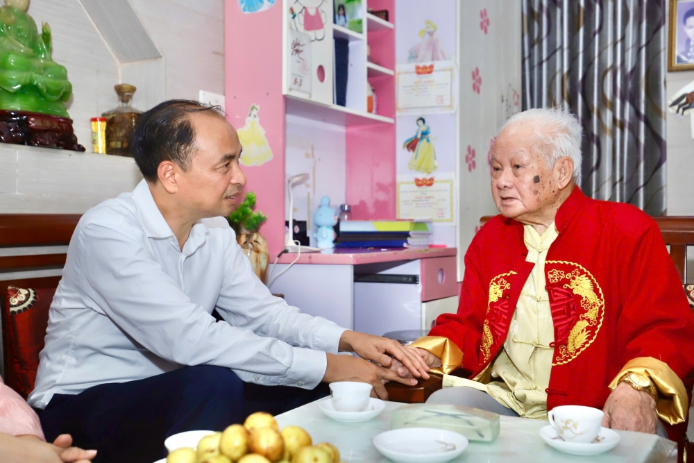 Lãnh đạo phường Tây Hồ thăm, tặng quà người có công nhân dịp 2/9