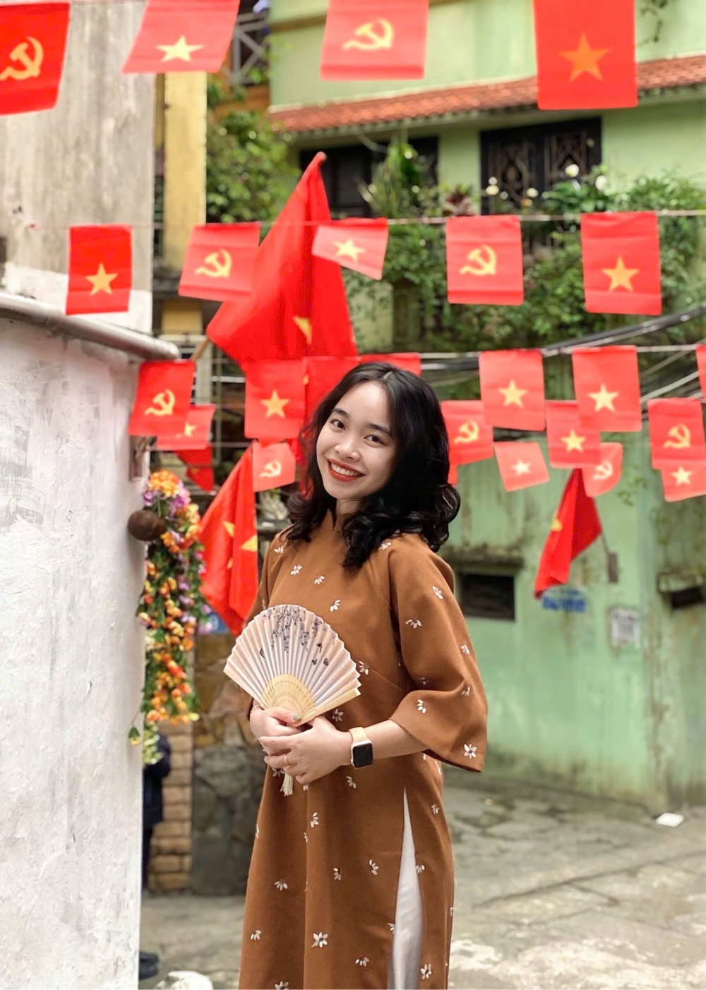 Bạn Lam Phương thích thú ghi lại hình ảnh với màu cờ đỏ tươi và áo dài đậm chất Việt