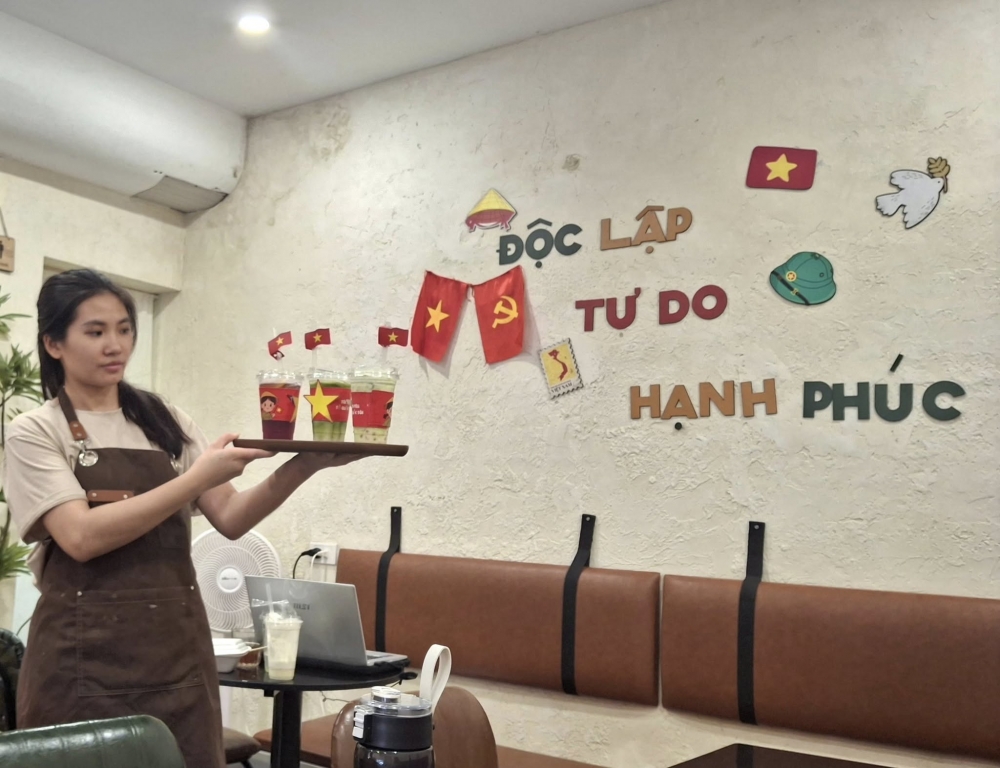 Các sản phẩm được trang trí hoạ tiết cờ đỏ, sao vàng