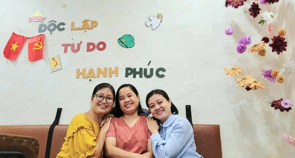 Chị Hiền Chi và bạn bè lưu giữ kỷ niệm 80 năm Ngày Tết Độc lập