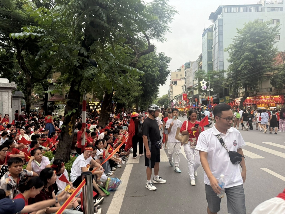 Người dân ngồi chờ từ sớm ở các tuyến phố Hà Nội chờ thưởng thức màn hợp luyện