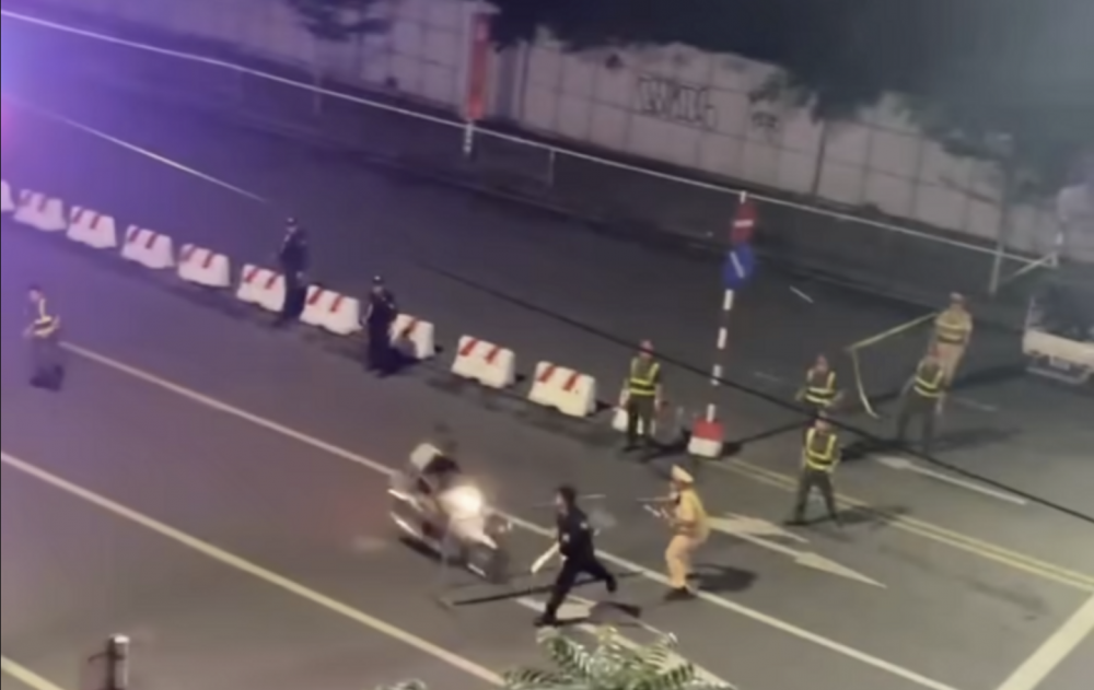 Bắt giữ 2 thanh niên "thông chốt" đường cấm, tông thẳng vào cảnh sát cơ động