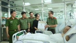 giam doc catp ha noi tham hoi can bo canh sat bi thuong khi lam nhiem vu