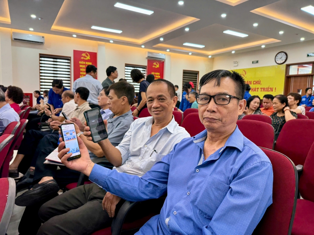 “Bình dân học vụ số” ở Định Công: Khi chính quyền và người dân cùng vào cuộc