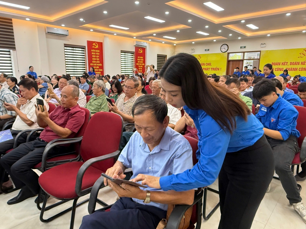 “Bình dân học vụ số” ở Định Công: Khi chính quyền và người dân cùng vào cuộc